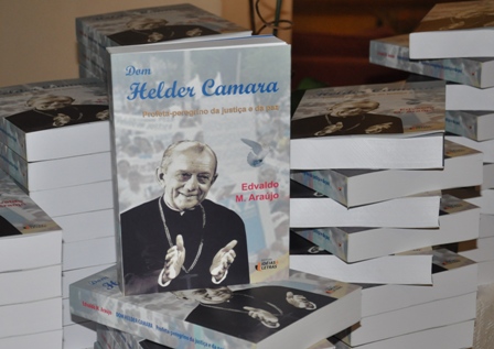 Livro sobre vida de dom Helder Camara é lançado na CNBB
