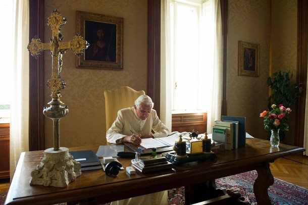 Concluído livro do Papa sobre infância de Jesus: Cardeal Bertone cogita nova encíclica