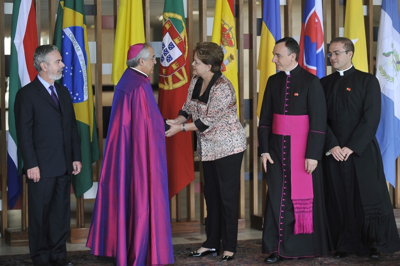 Dilma recebe credenciais do Núncio Apostólico no Brasil