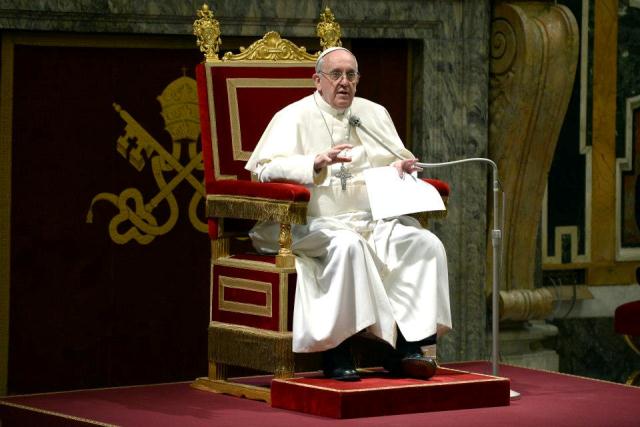 Papa "abraça o mundo" e convida a lutar juntos contra a pobreza e em prol da paz