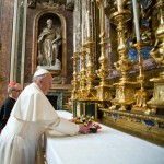 Papa Francisco reza diante do Altar de Nossa Senhora