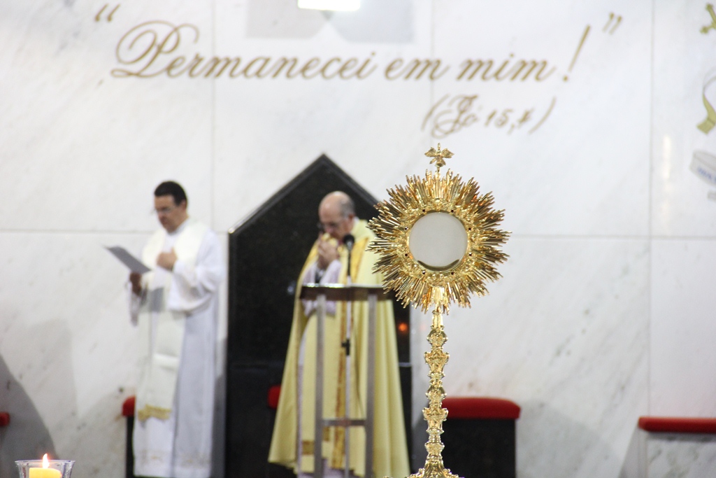 Momento de Adoração em comunhão com Papa