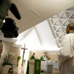 Papa na Missa em Santa Marta: “Fomos re-criados em Cristo”