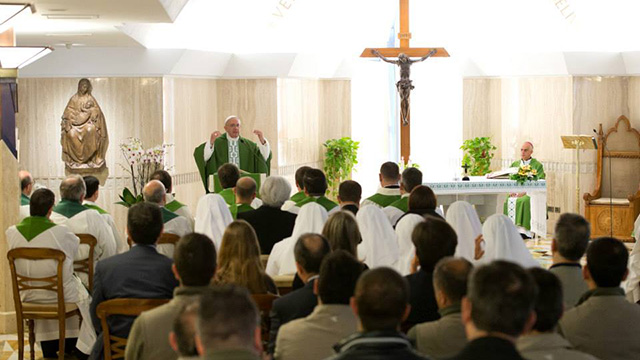 Papa na missa matutina: "Adorar Deus para amar ao próximo"