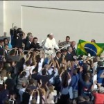 Papa saúda joseenses na Praça de São Pedro