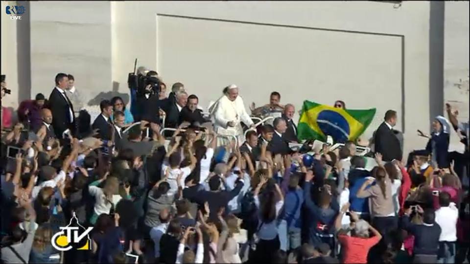 Papa saúda joseenses na Praça de São Pedro