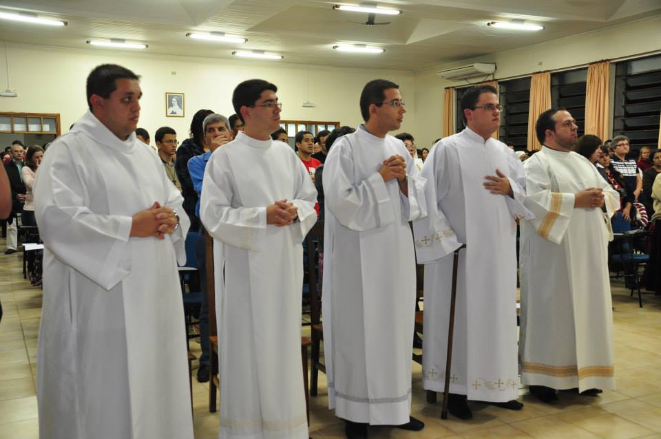 Seminaristas recebem ministérios de leitorado e acolitato