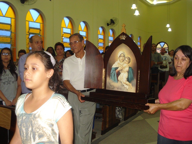 Paróquia São Silvestre recebe capela peregrina da Mãe Rainha