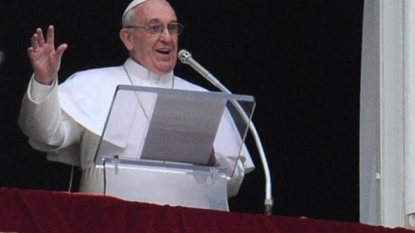 Papa: "Devemos nos desfazer dos ídolos, das coisas vãs, e construir a nossa vida sobre o essencial"