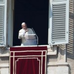 Papa sugere trazer sempre no bolso um Evangelho, para ler cada dia uma passagem