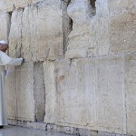 O Papa reza diante do Muro das Lamentações e deposita um bilhete com a oração do Pai-Nosso