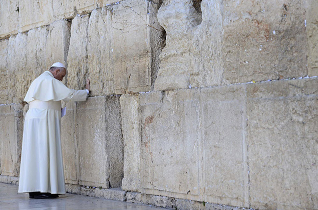 O Papa reza diante do Muro das Lamentações e deposita um bilhete com a oração do Pai-Nosso