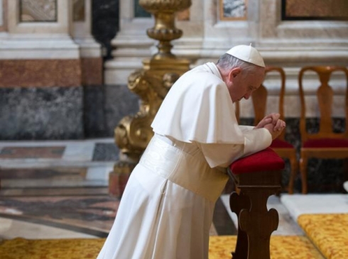 Terra Santa: na véspera da viagem, Papa reza diante de Nossa Senhora.