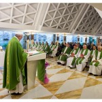 Quem julga o próximo toma o lugar de Deus, diz Papa em Missa