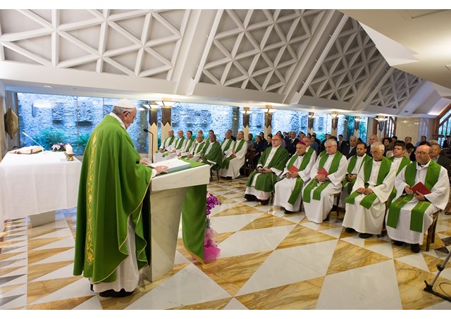Quem julga o próximo toma o lugar de Deus, diz Papa em Missa
