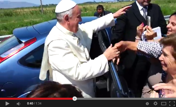 Papa para o carro para cumprimentar fiéis na estrada