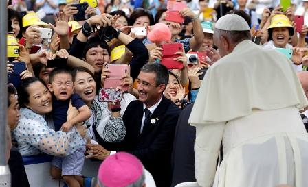 Papa pede à juventude asiática para que sirva os pobres, abandonados, doentes e marginalizados