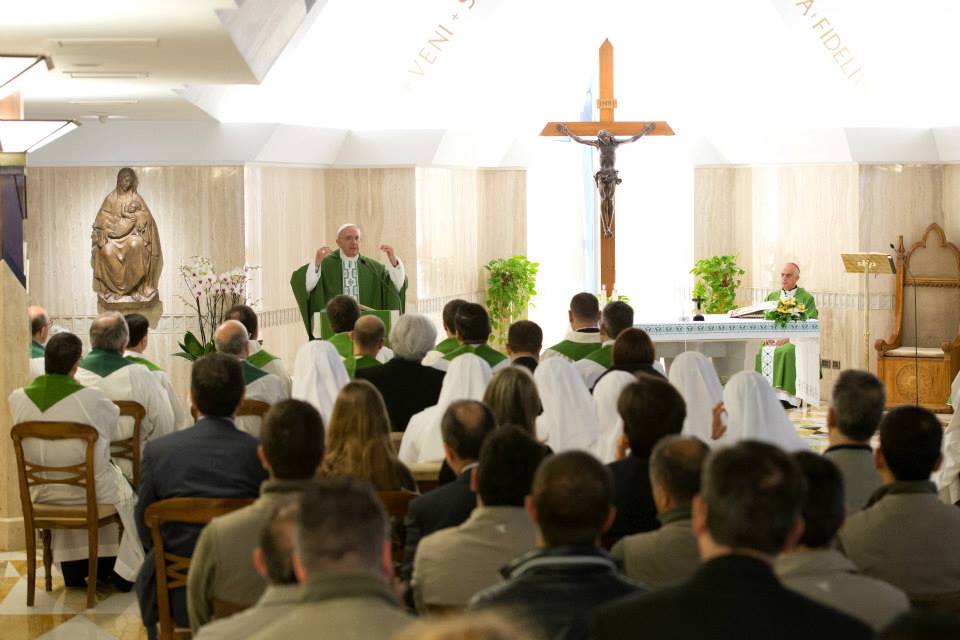 "Jesus está no meio do povo, não fala de seu púlpito", afirma o Papa