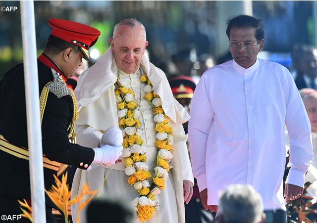 "Vim encorajar os católicos desta ilha", diz Papa à chegada ao Sri-Lanka