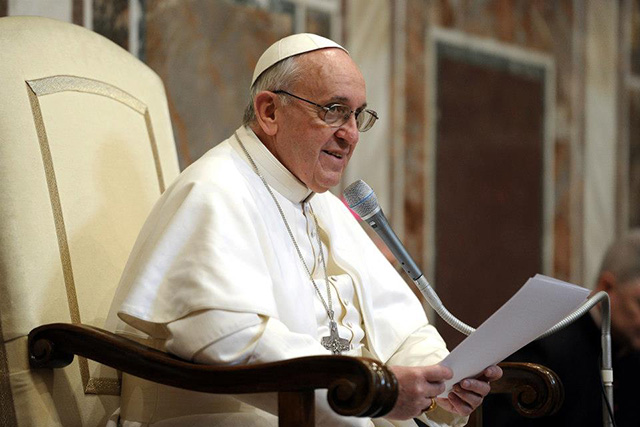 Em catequese, papa Francisco pede aos pais que sejam dóceis e firmes