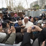 Papa visita acampamento de imigrantes na periferia de Roma