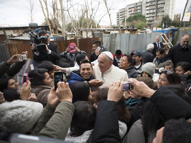 Papa visita acampamento de imigrantes na periferia de Roma