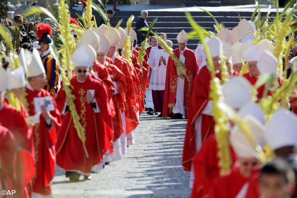 "Deus humilha-se para caminhar com seu povo", disse o papa Francisco