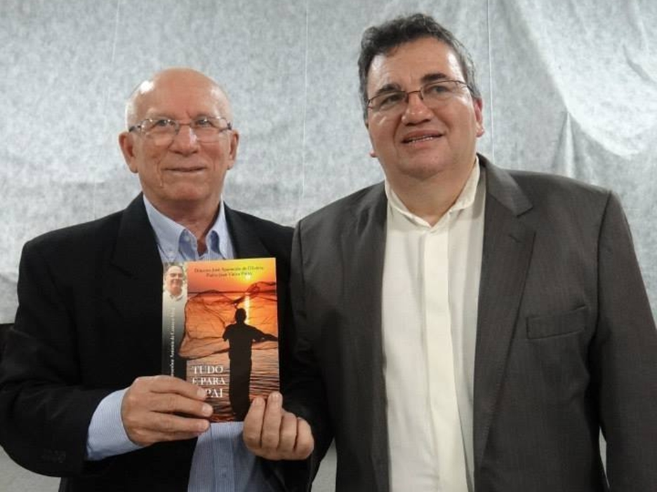 A vida de Monsenhor Antônio de Castro e Silva contada em livro