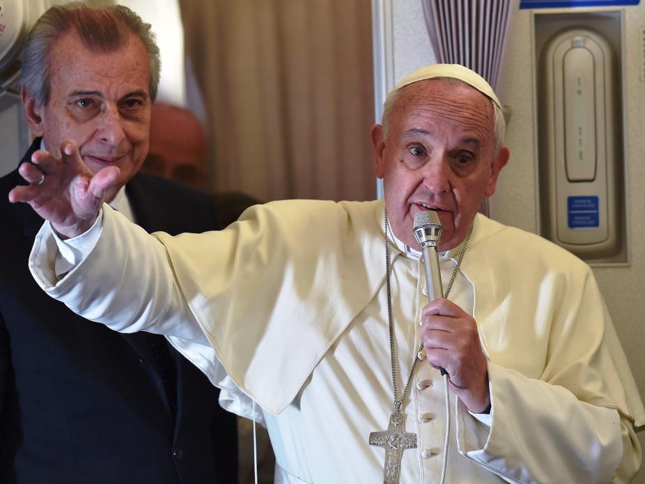 Papa aos jornalistas: "Sou católico"