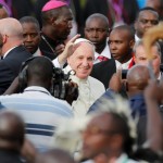 Papa visita periferia de Nairobi e pede terra, teto e trabalho para todos