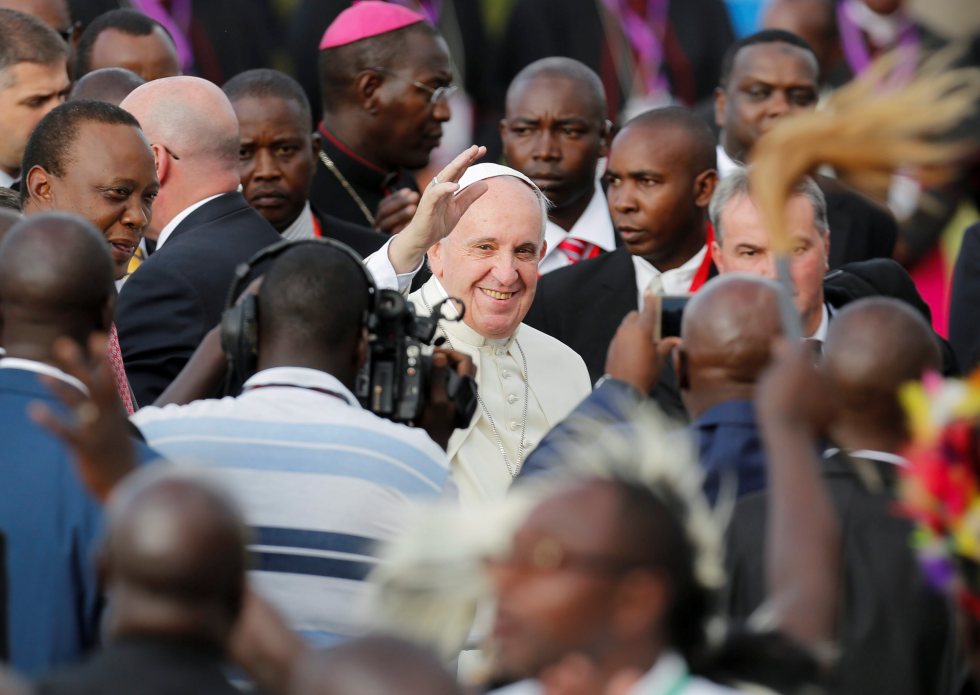 Papa visita periferia de Nairobi e pede terra, teto e trabalho para todos