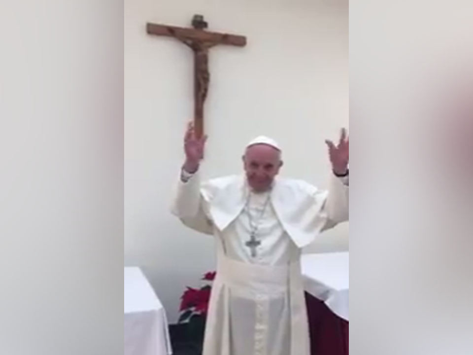 Em vídeo, Papa deseja Feliz Natal na língua de sinais
