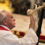 Papa: a Cruz não é um ornamento, mas um símbolo de fé