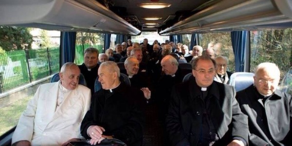 Papa retorna ao Vaticano após retiro e faz doação à Síria