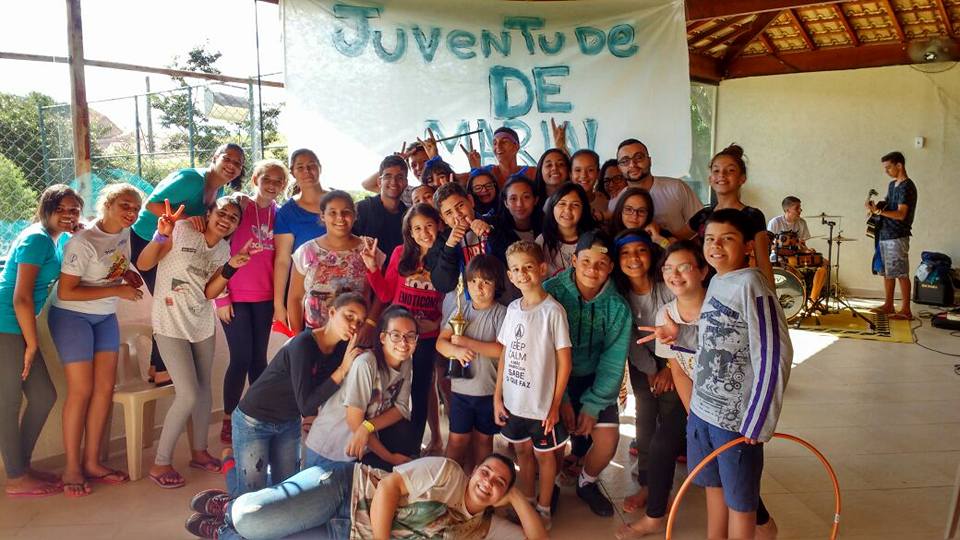 Jovens se reúnem em acampamento de conversão