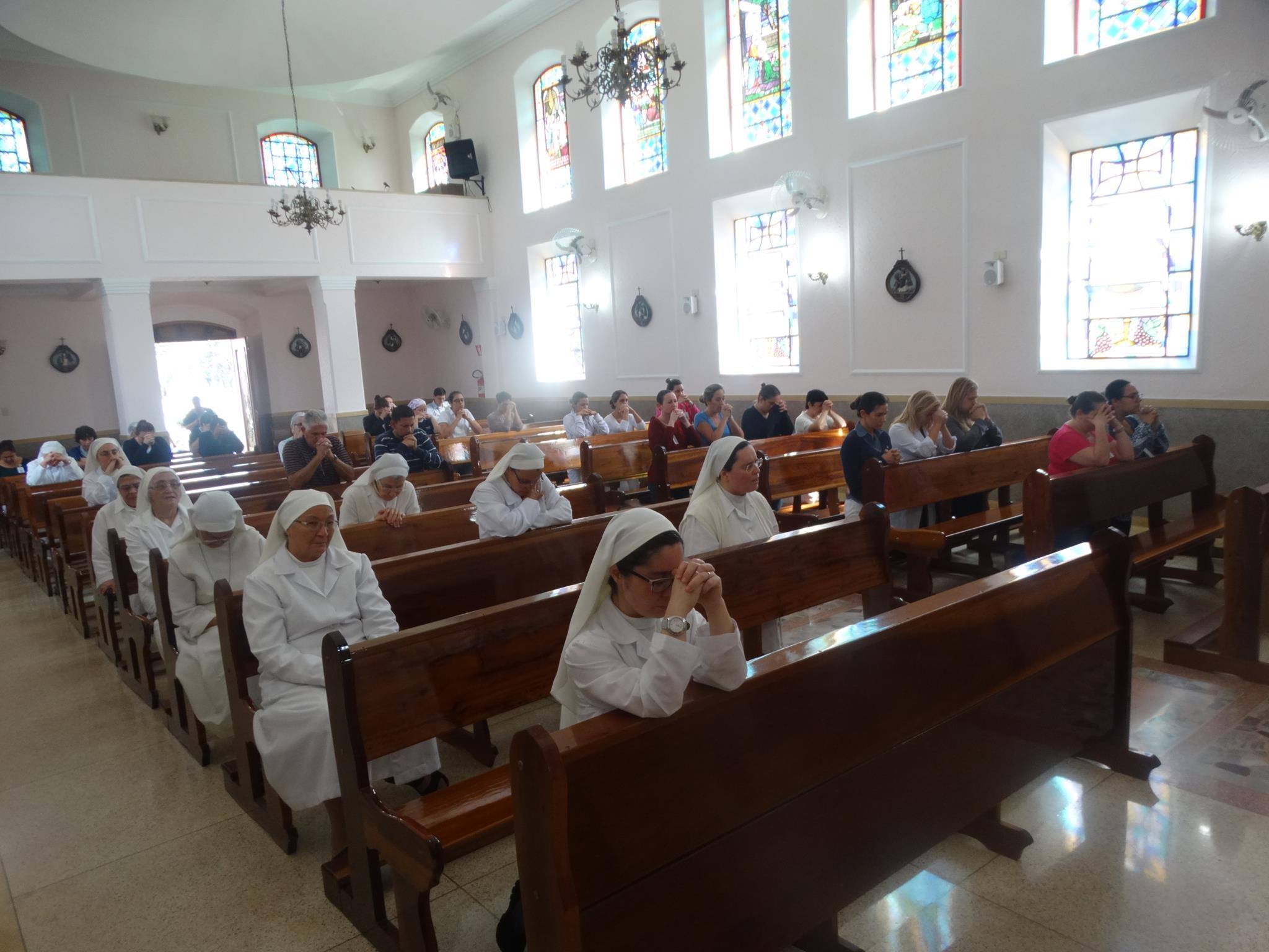 Religiosas e funcionários do Hospital Antoninho fazem um minuto de oração pela paz no mundo