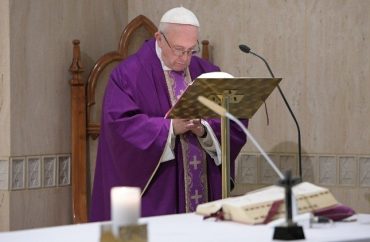 Papa: olhar o crucifixo para superar os desertos da nossa vida