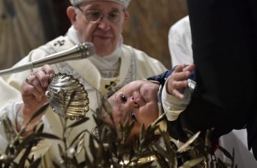 Papa: no Batismo estão as raízes de nossa vida em Deus