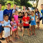 Jovens realizam Ação Missionária, na Zona Leste de São José