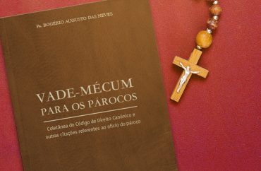 Coletânea do Código de Direito Canônico é elaborada por Padre Rogério Augusto