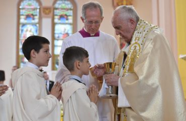 Crianças fazem a Primeira Comunhão com o Papa em Rakovsky