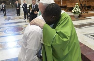 Papa: os migrantes são o símbolo de todos os descartados da sociedade globalizada