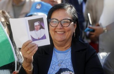 Canonização de Irmã Dulce emociona fiéis brasileiros na Praça São Pedro