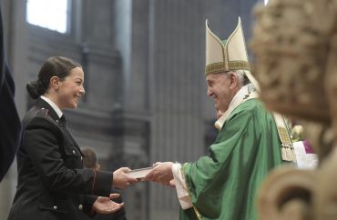 Papa: vamos dar espaço à Palavra de Deus, lendo diariamente a Bíblia, inclusive no celular