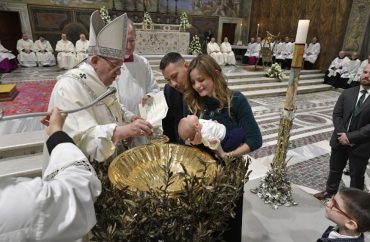O Papa: batizar desde criança, para crescer com a força do Espírito Santo