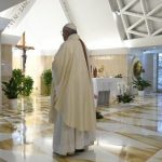O Papa reza por alunos e professores. A vida cristã é permanecer em Jesus