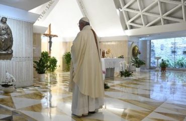 O Papa reza pelos desempregados. O Espírito faz a compreensão da fé crescer