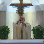 O Papa reza pelos enfermeiros, exemplo de heroísmo. A paz de Jesus nos abre aos outros
