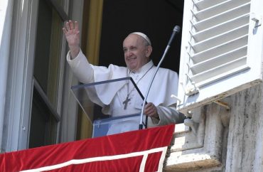 Papa: Igreja segue em frente na fé de Pedro. Fé é vida