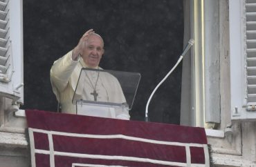 Papa no Angelus: Jesus nos pede uma fé que muda a vida, não "de fachada"